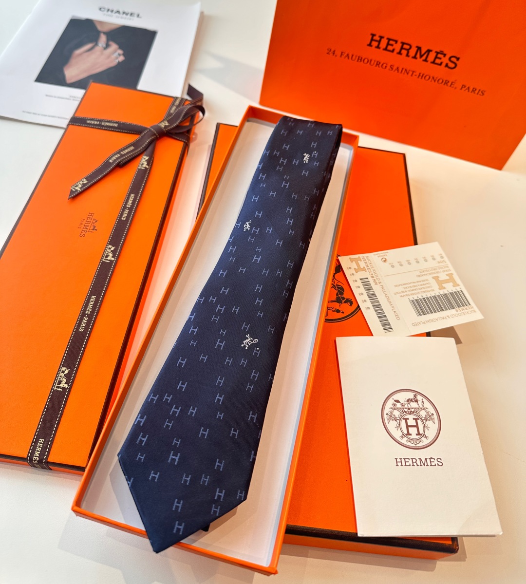 特价特 爱马仕男士新款领带系列👔👔，稀有H家每年都有一千条不同印花的领带面世，从最初的多以几何图案表现骑