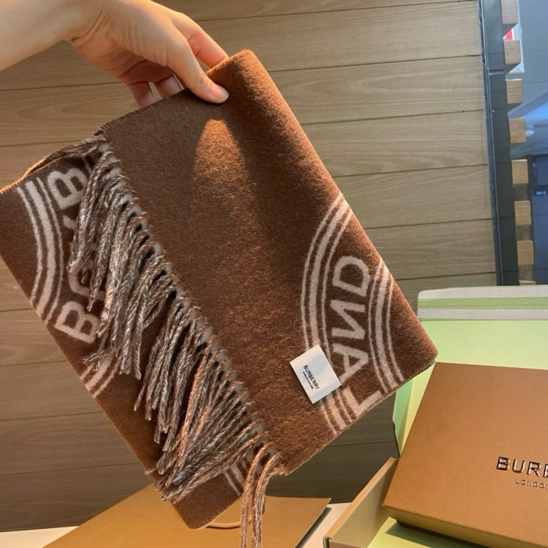  B家。秋冬新品！！看到了围巾的天花板👇巴宝莉BURBERRY！双面双色羊毛围巾圆环logo设计100%