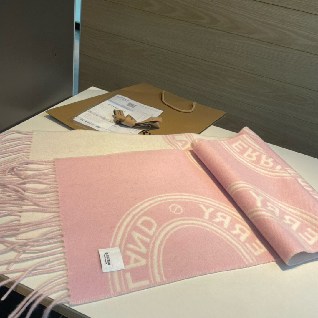  B家。秋冬新品！！看到了围巾的天花板👇巴宝莉BURBERRY！双面双色羊毛围巾圆环logo设计100%
