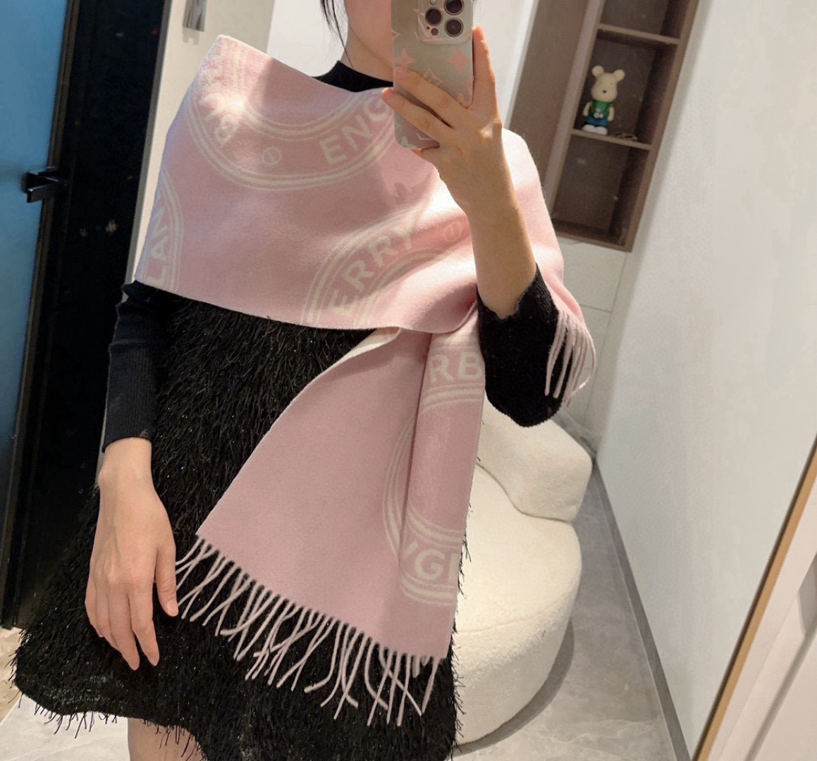  B家。秋冬新品！！看到了围巾的天花板👇巴宝莉BURBERRY！双面双色羊毛围巾圆环logo设计100%