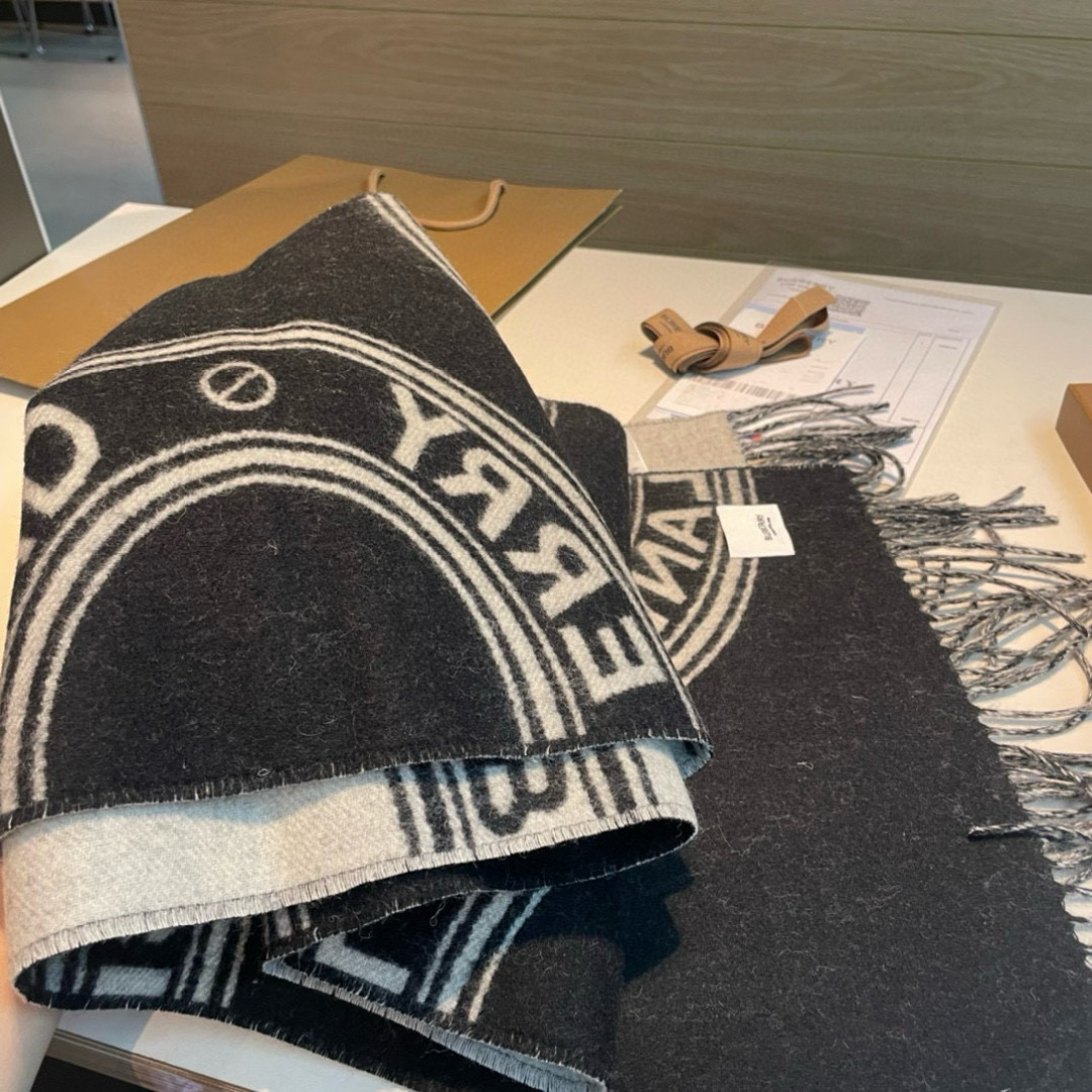  B家。秋冬新品！！看到了围巾的天花板👇巴宝莉BURBERRY！双面双色羊毛围巾圆环logo设计100%