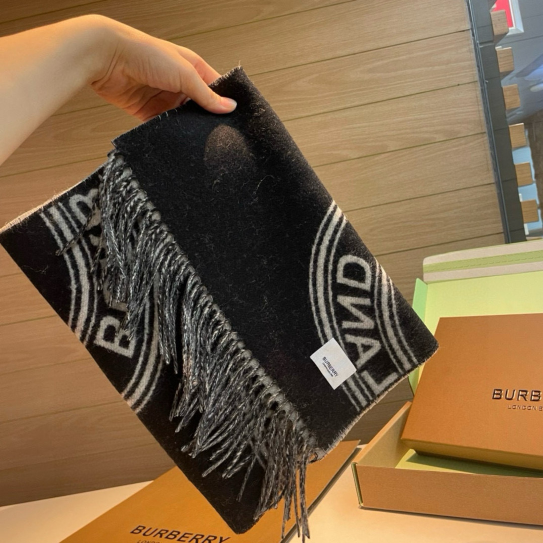  B家。秋冬新品！！看到了围巾的天花板👇巴宝莉BURBERRY！双面双色羊毛围巾圆环logo设计100%