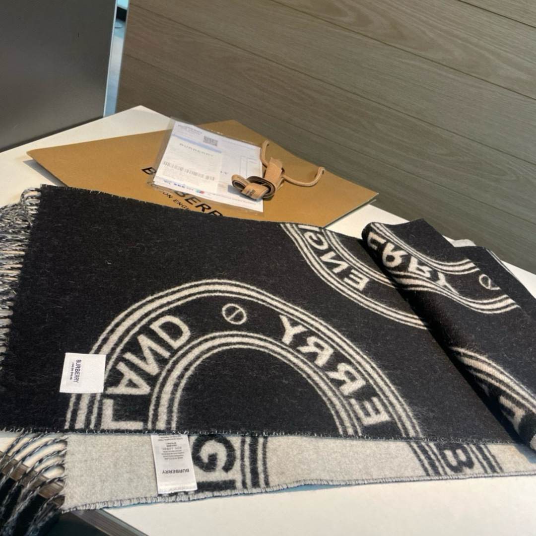  B家。秋冬新品！！看到了围巾的天花板👇巴宝莉BURBERRY！双面双色羊毛围巾圆环logo设计100%