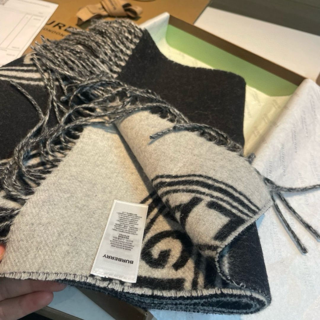  B家。秋冬新品！！看到了围巾的天花板👇巴宝莉BURBERRY！双面双色羊毛围巾圆环logo设计100%