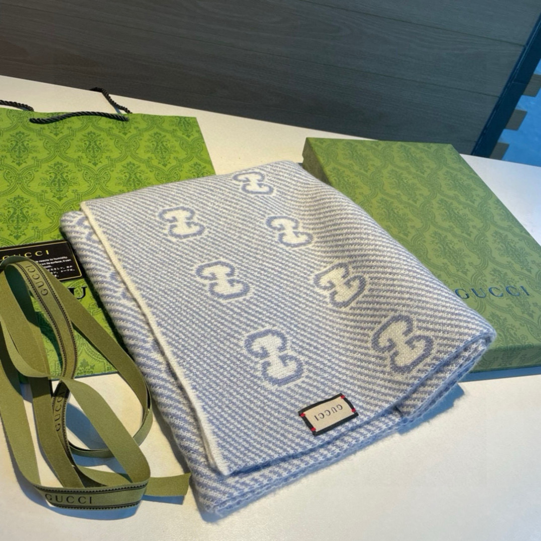   Gucci原单❗️重磅推荐‼️新款金银线针织围巾❗️✨✨低调的奢侈感❗️极品柔美精英高手级别的时髦感