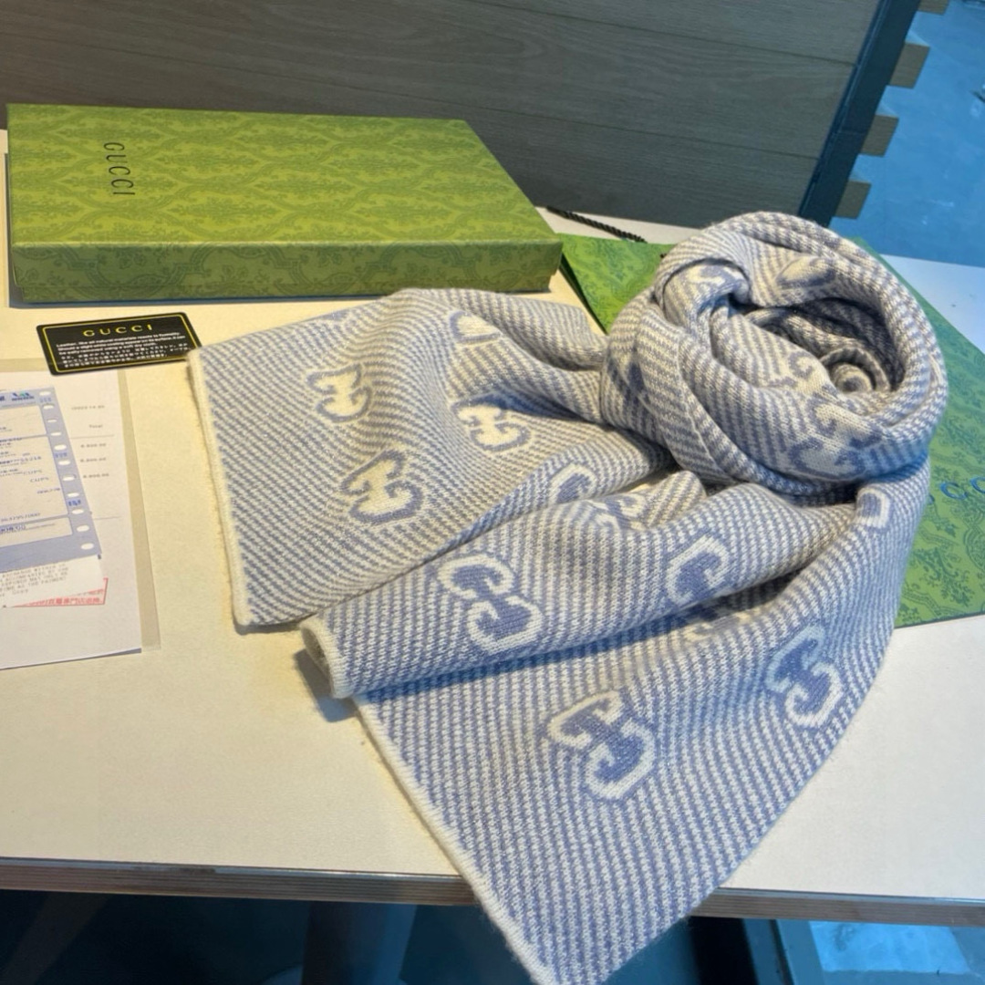   Gucci原单❗️重磅推荐‼️新款金银线针织围巾❗️✨✨低调的奢侈感❗️极品柔美精英高手级别的时髦感
