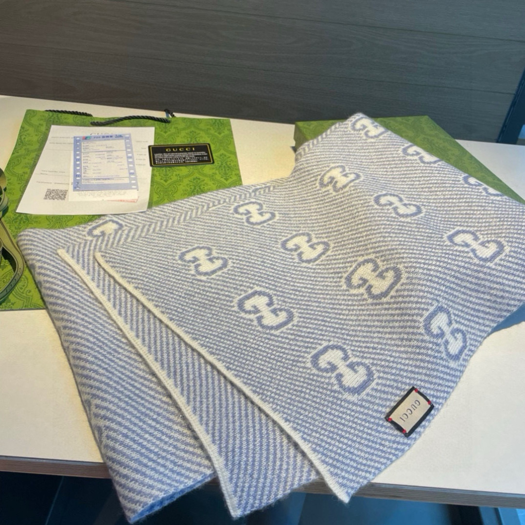   Gucci原单❗️重磅推荐‼️新款金银线针织围巾❗️✨✨低调的奢侈感❗️极品柔美精英高手级别的时髦感