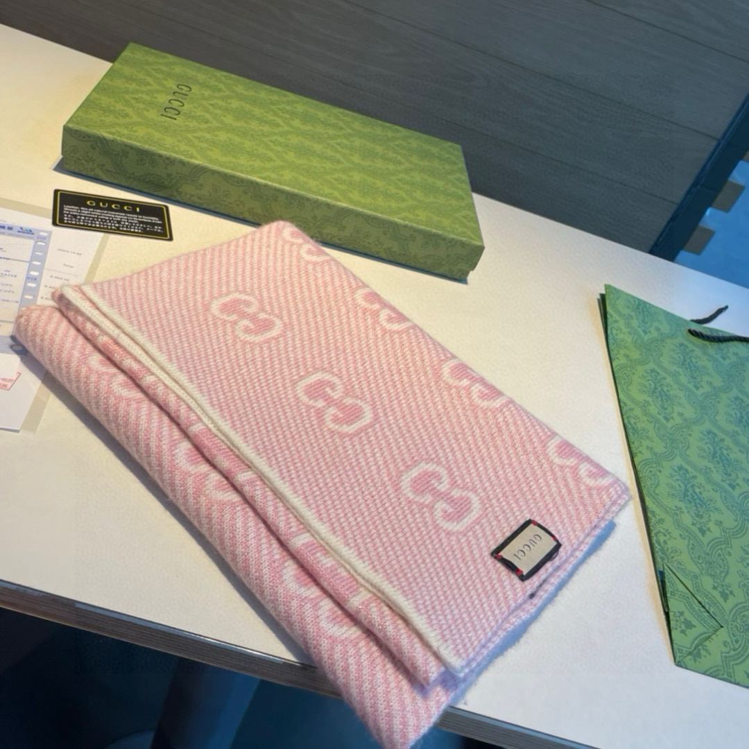   Gucci原单❗️重磅推荐‼️新款金银线针织围巾❗️✨✨低调的奢侈感❗️极品柔美精英高手级别的时髦感