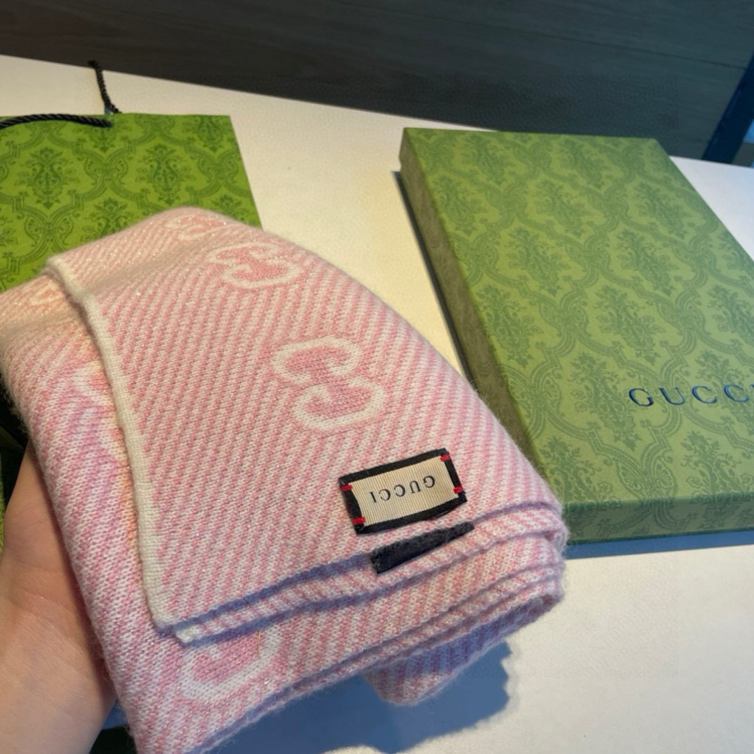   Gucci原单❗️重磅推荐‼️新款金银线针织围巾❗️✨✨低调的奢侈感❗️极品柔美精英高手级别的时髦感