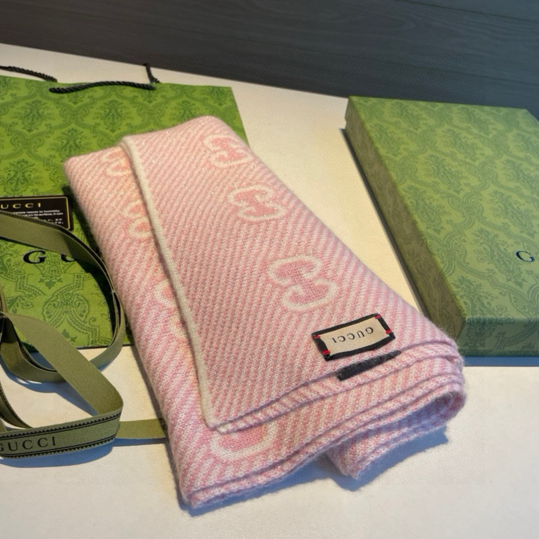   Gucci原单❗️重磅推荐‼️新款金银线针织围巾❗️✨✨低调的奢侈感❗️极品柔美精英高手级别的时髦感