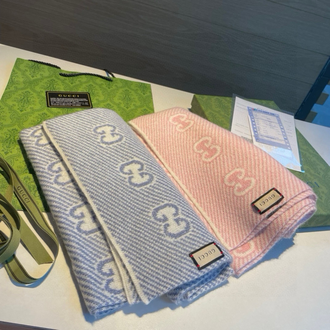   Gucci原单❗️重磅推荐‼️新款金银线针织围巾❗️✨✨低调的奢侈感❗️极品柔美精英高手级别的时髦感