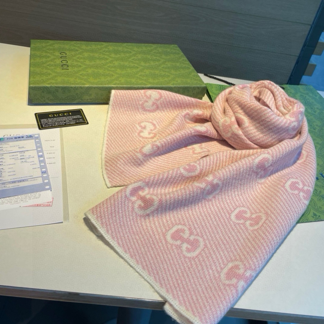   Gucci原单❗️重磅推荐‼️新款金银线针织围巾❗️✨✨低调的奢侈感❗️极品柔美精英高手级别的时髦感