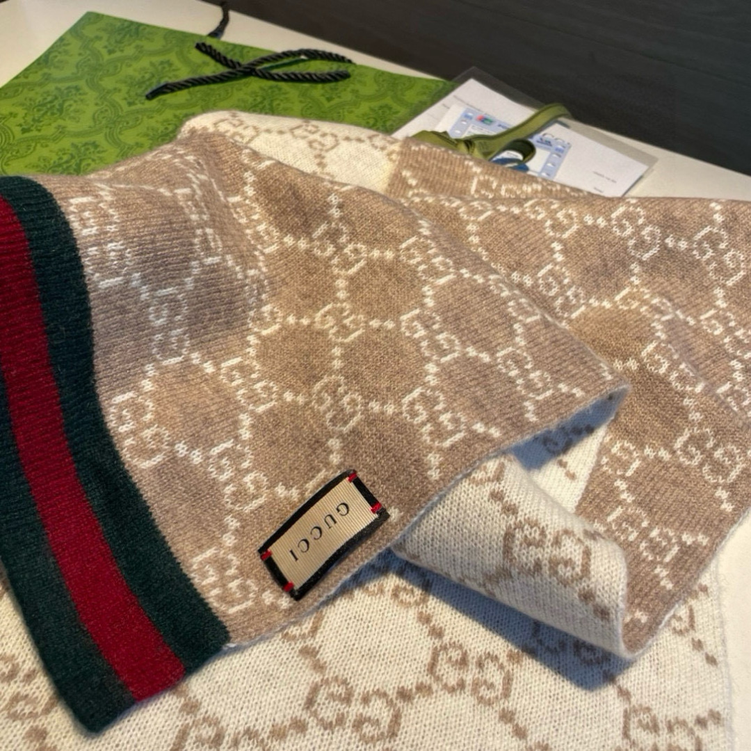 Gucci。原单！重磅推荐！新款针织围巾！低调的奢侈感。极品柔美精英高手级别的时髦感围巾！这款Gucci