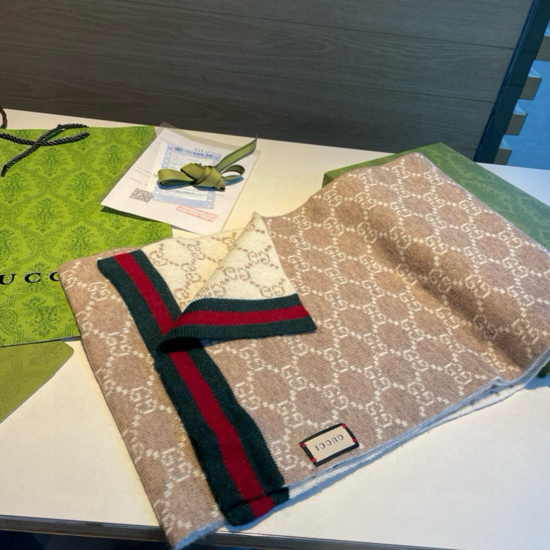 Gucci。原单！重磅推荐！新款针织围巾！低调的奢侈感。极品柔美精英高手级别的时髦感围巾！这款Gucci