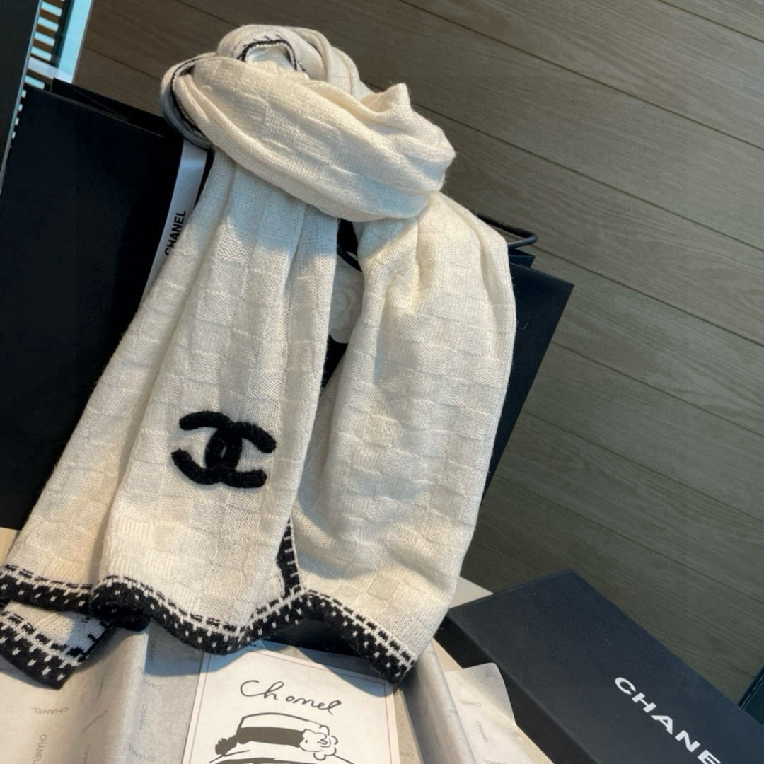 强烈重磅推荐！！！质感好货，怒吼福利推荐款❗️Chanel主打的羊绒围巾~非常难得！！这个围巾最大的感触