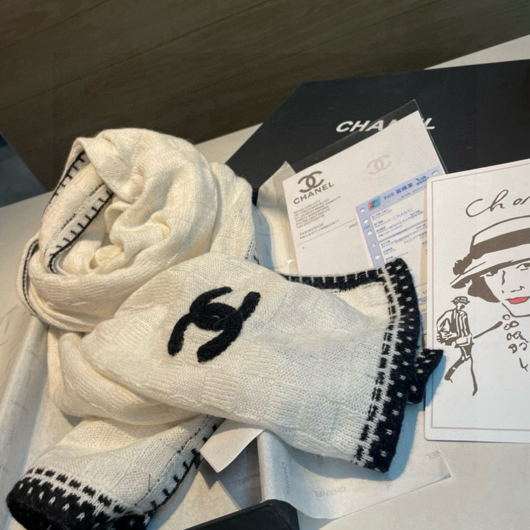 强烈重磅推荐！！！质感好货，怒吼福利推荐款❗️Chanel主打的羊绒围巾~非常难得！！这个围巾最大的感触