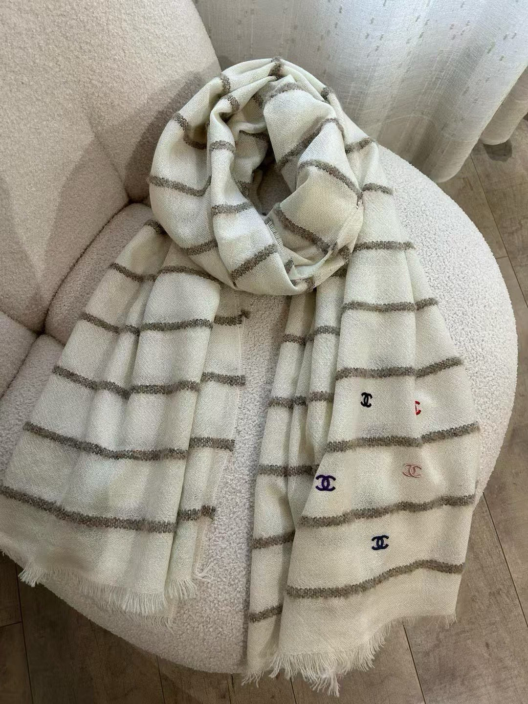  N年没有遇到这么美的香喷喷了🤣
拿到手就太激动了！面料好绝👍
国外定制的特殊纱线！进口毛圈纱镶嵌工艺
