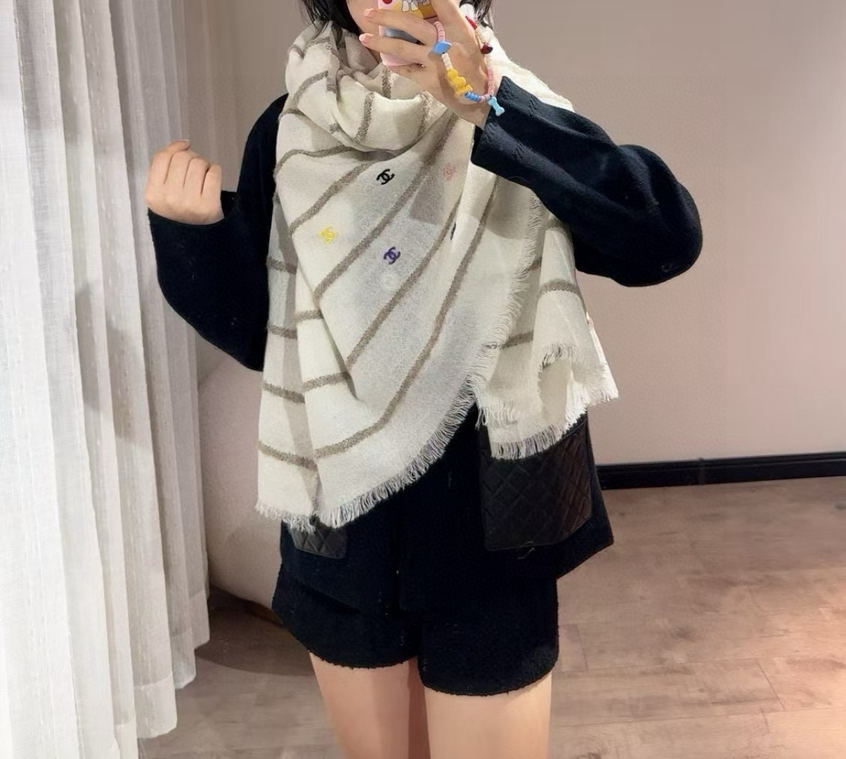  N年没有遇到这么美的香喷喷了🤣
拿到手就太激动了！面料好绝👍
国外定制的特殊纱线！进口毛圈纱镶嵌工艺
