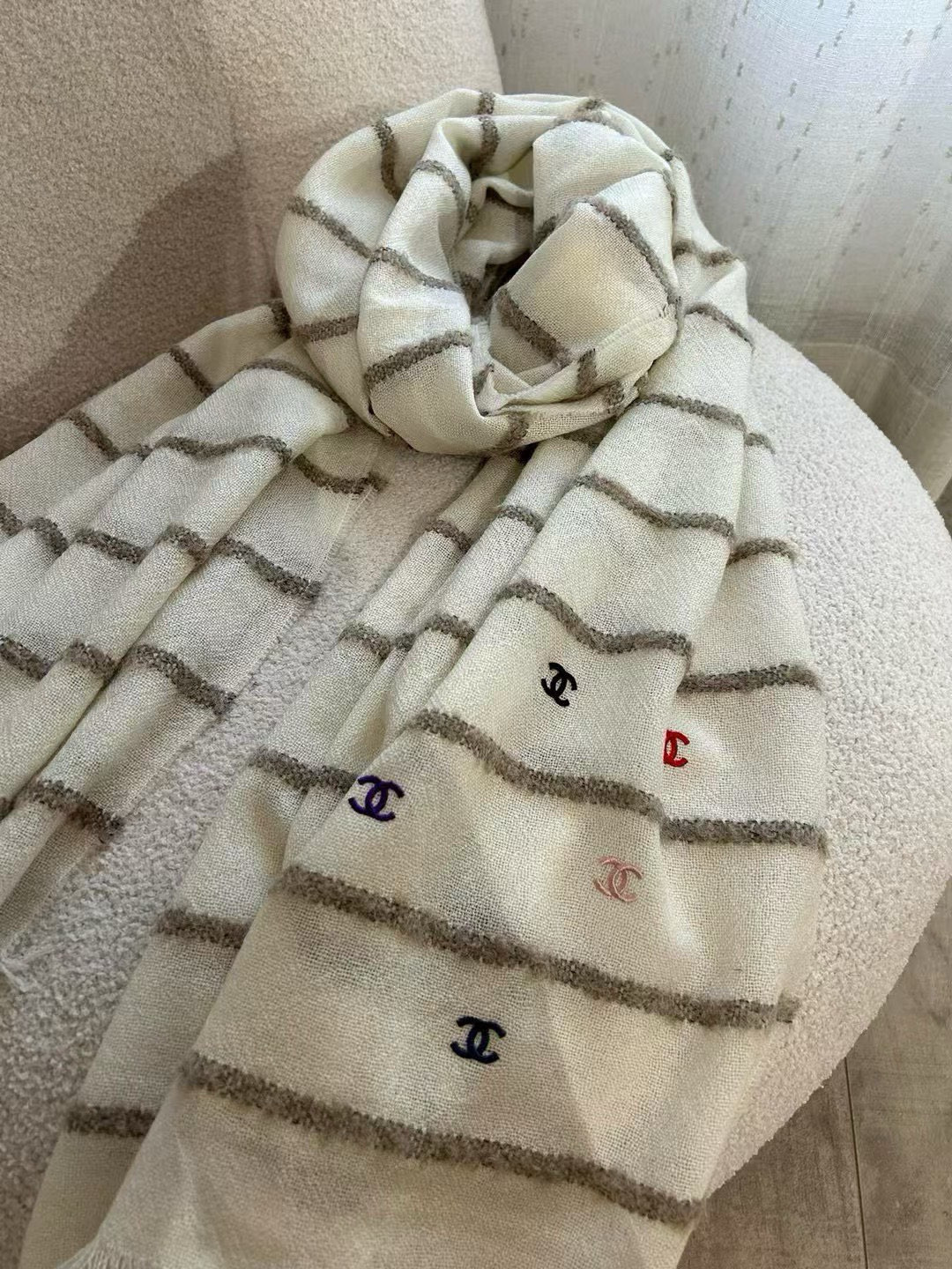  N年没有遇到这么美的香喷喷了🤣
拿到手就太激动了！面料好绝👍
国外定制的特殊纱线！进口毛圈纱镶嵌工艺
