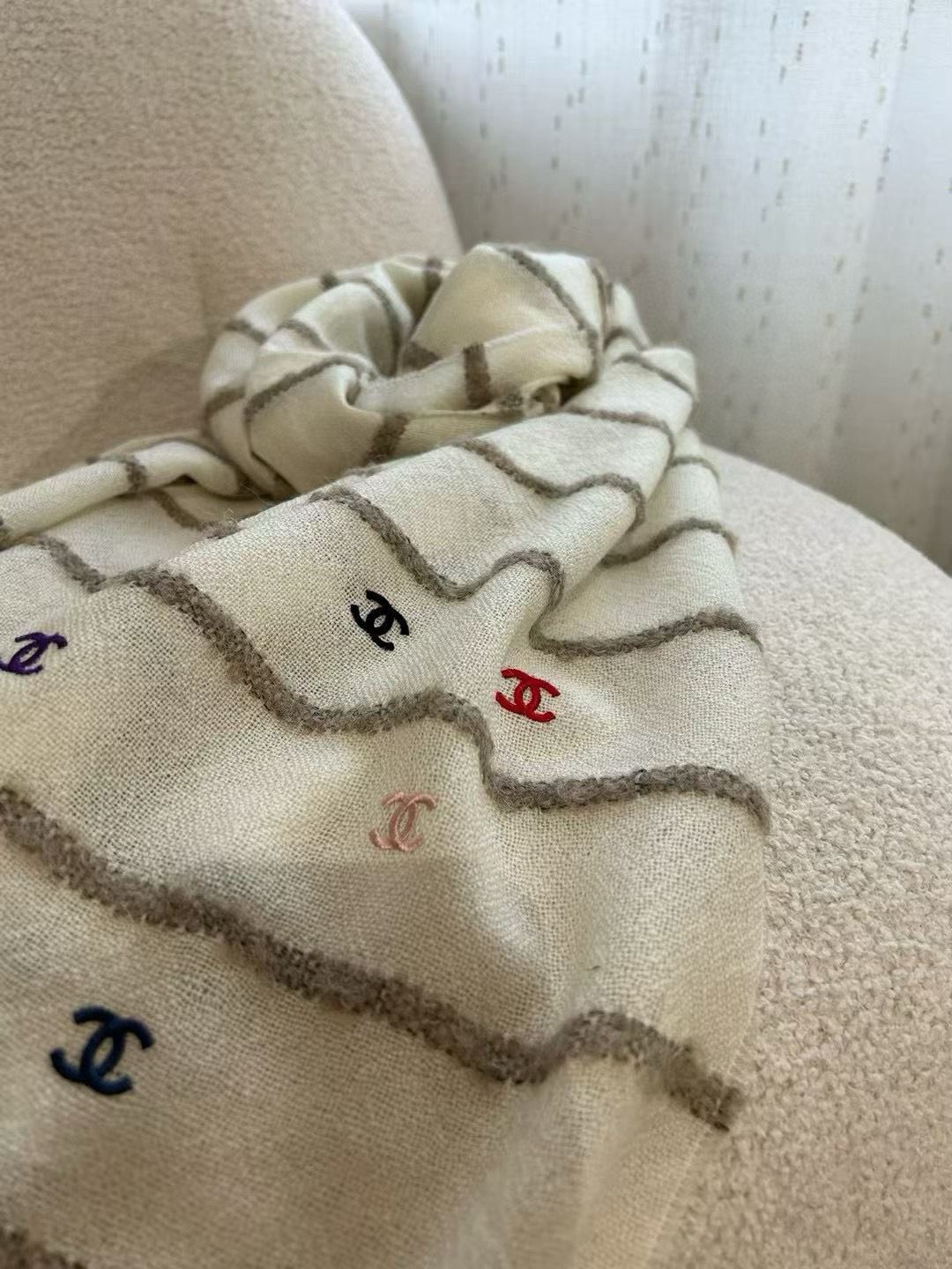  N年没有遇到这么美的香喷喷了🤣
拿到手就太激动了！面料好绝👍
国外定制的特殊纱线！进口毛圈纱镶嵌工艺
