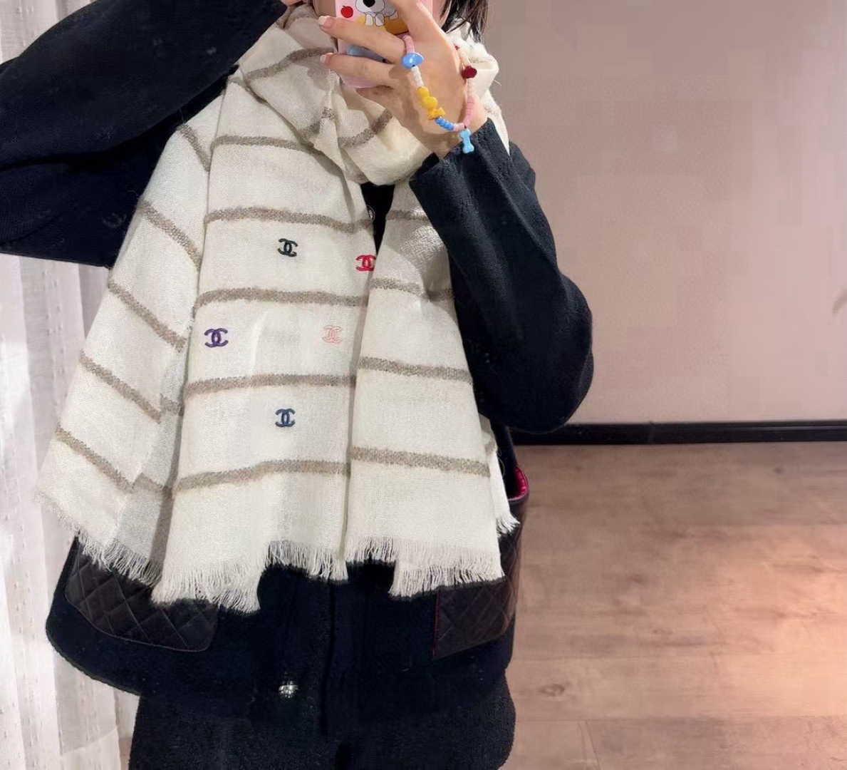  N年没有遇到这么美的香喷喷了🤣
拿到手就太激动了！面料好绝👍
国外定制的特殊纱线！进口毛圈纱镶嵌工艺
