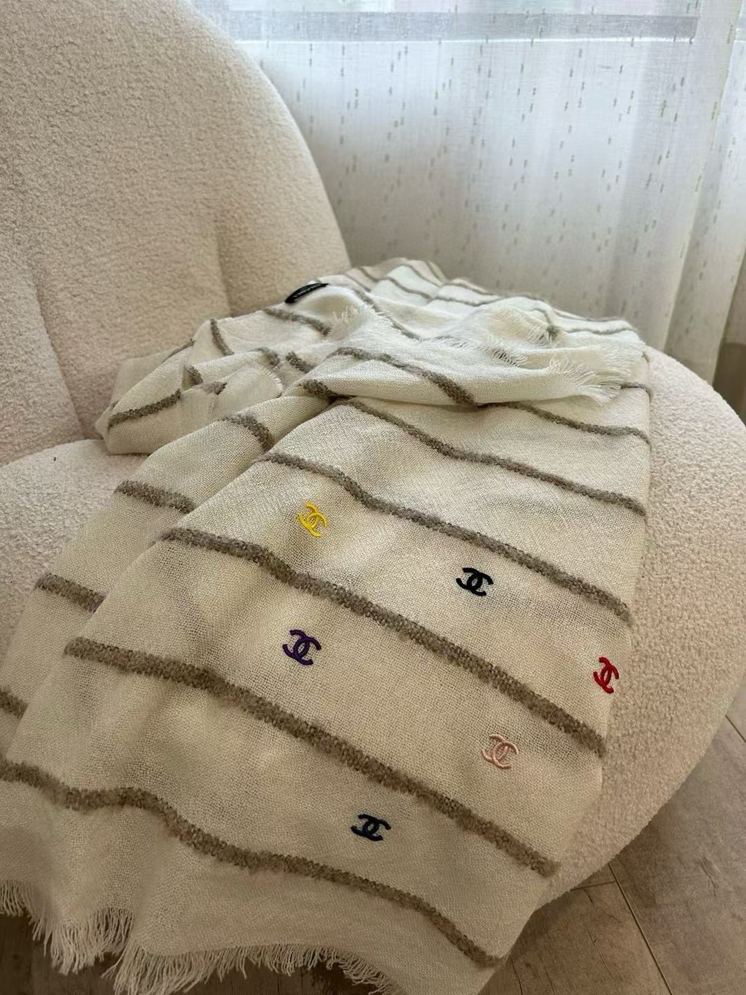  N年没有遇到这么美的香喷喷了🤣
拿到手就太激动了！面料好绝👍
国外定制的特殊纱线！进口毛圈纱镶嵌工艺
