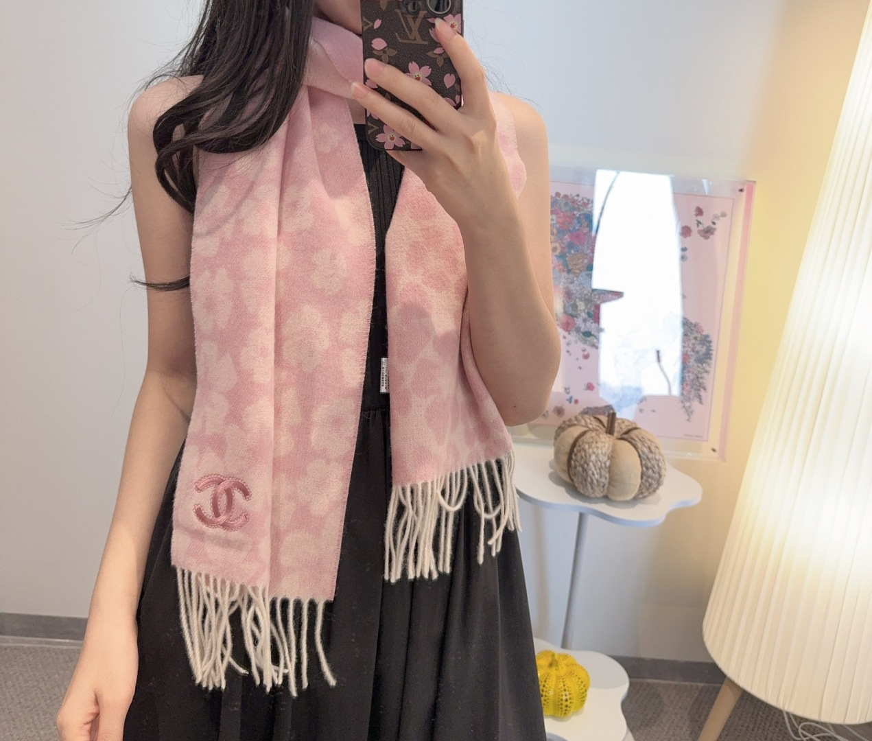 NO:341229,[CHANEL·Chanel] Likes to have good looks, high-quality personal products, no matter how you match them, they are full of temperament, the best cashmere water-ripped scarf, the ingredients support detection of soft and delicate feel, fried chicken is invincible, in short, both the fabric and the craftsmanship are the kind of high-end feeling!  You should know that this type of goods is only produced in small quantities, and this batch of orders is also super strict. The quantity is very small. The hand is fast, hand is slow, size 30*180cm cashmere high-version scarf, high-version scarf, chanel, chanel, chanel19860909【CHANEL·香奈儿】喜欢有颜值,高质量的亲可入手,名媛单品,无论怎么搭配都是满满的气质感,极品山羊绒水波纹小围巾,成份支持检测手感柔软细腻炒鸡无敌,总之无论是面料还是工艺都是那种一看就很高级的感觉！要知道这类货也只有少量生产,这批订单也是监控超级严格流出来的数量极少手快有手慢无size30*180cm羊绒高版本围巾,高版本围巾,chanel,chanel,scarf