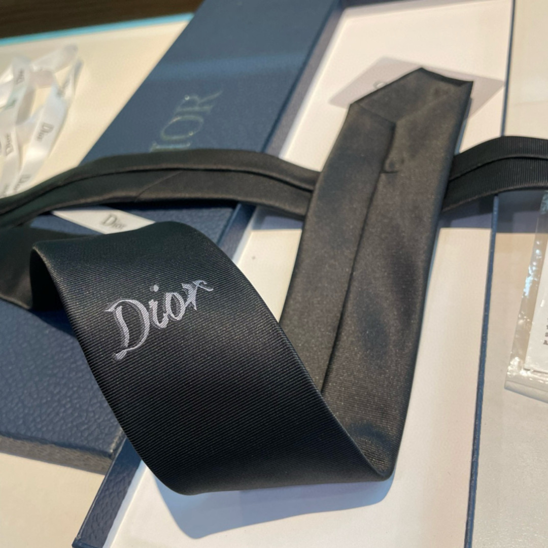 特价特 爆款到👏👏Do家新款领带  👔👔Dior男士【D家LOGO系列领带】，稀有😻😻展现精湛手工与时尚