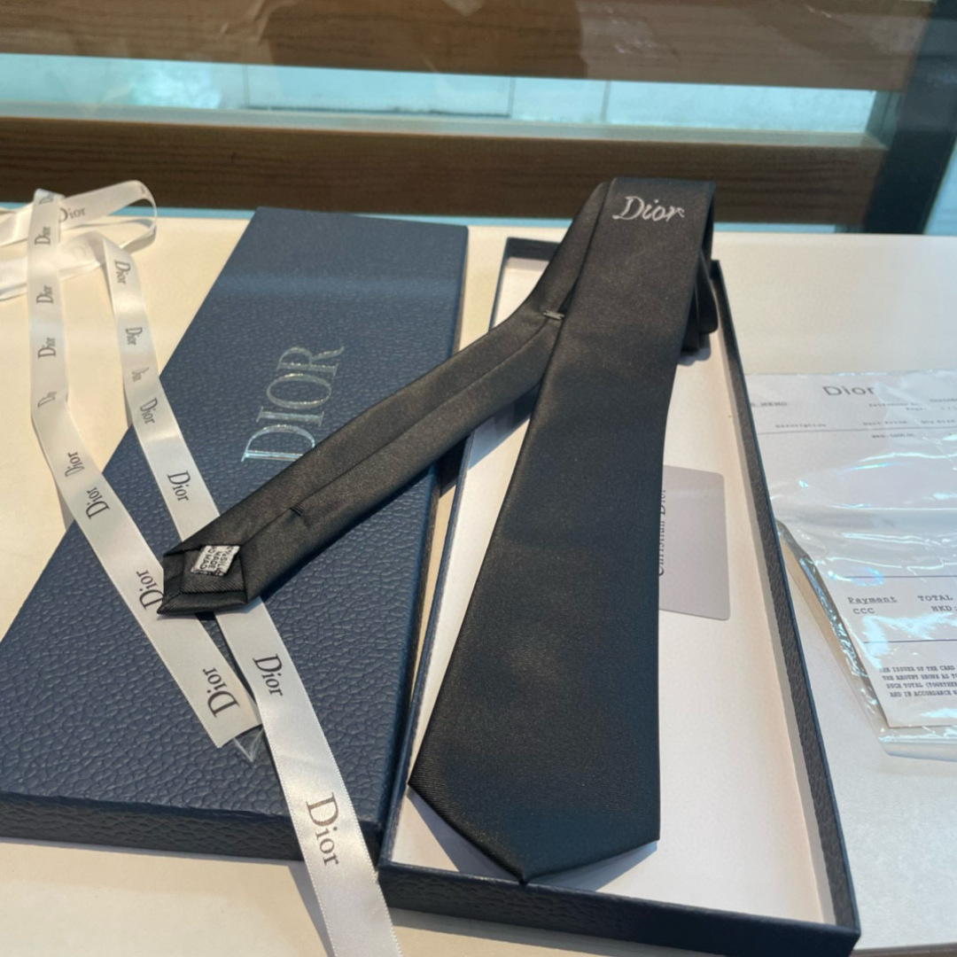 特价特 爆款到👏👏Do家新款领带  👔👔Dior男士【D家LOGO系列领带】，稀有😻😻展现精湛手工与时尚