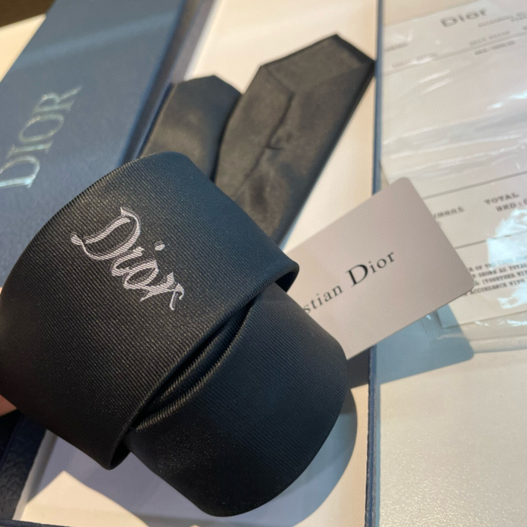 特价特 爆款到👏👏Do家新款领带  👔👔Dior男士【D家LOGO系列领带】，稀有😻😻展现精湛手工与时尚