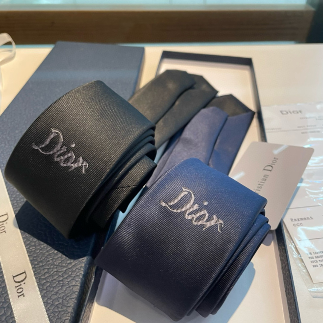 特价特 爆款到👏👏Do家新款领带  👔👔Dior男士【D家LOGO系列领带】，稀有😻😻展现精湛手工与时尚