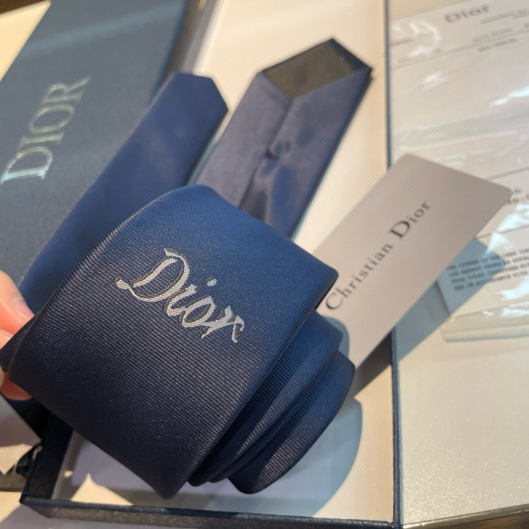 特价特 爆款到👏👏Do家新款领带  👔👔Dior男士【D家LOGO系列领带】，稀有😻😻展现精湛手工与时尚