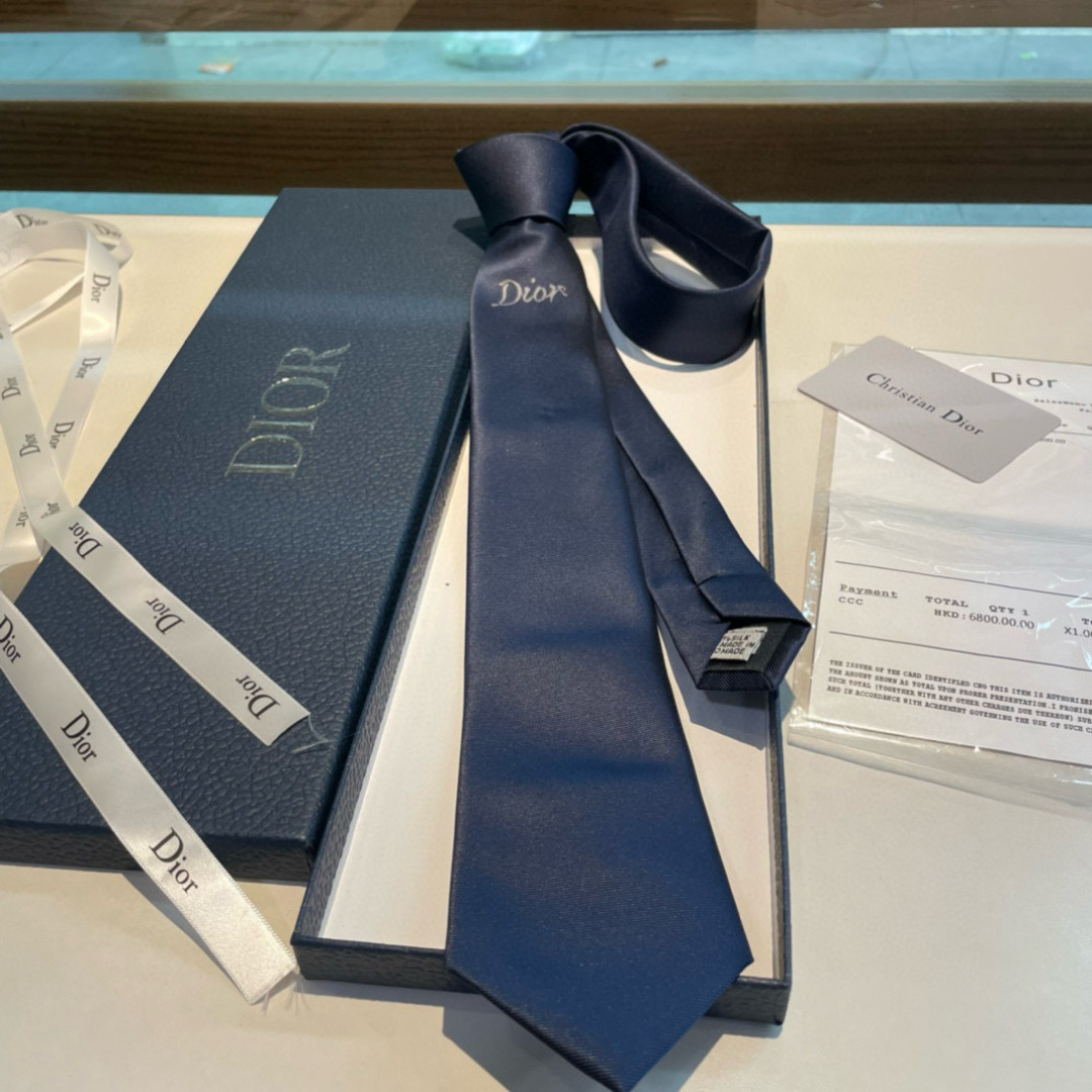 特价特 爆款到👏👏Do家新款领带  👔👔Dior男士【D家LOGO系列领带】，稀有😻😻展现精湛手工与时尚