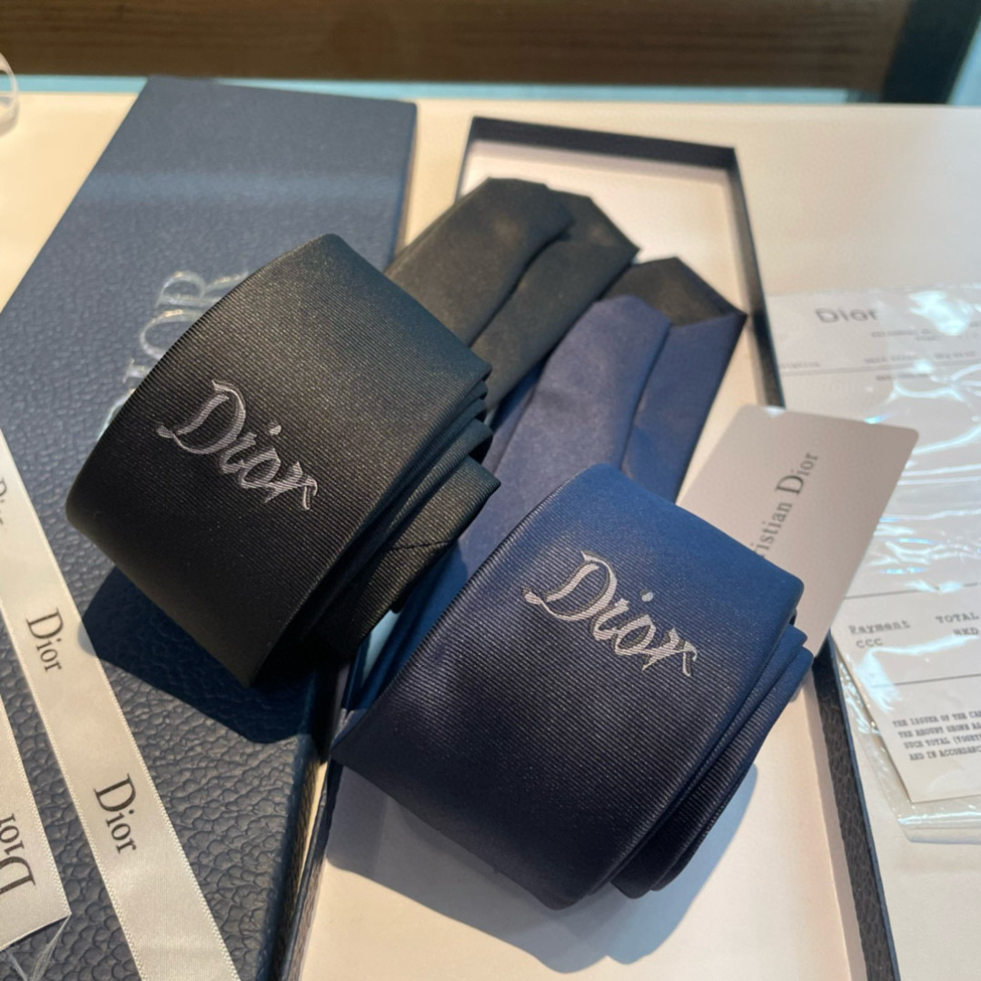 特价特 爆款到👏👏Do家新款领带  👔👔Dior男士【D家LOGO系列领带】，稀有😻😻展现精湛手工与时尚
