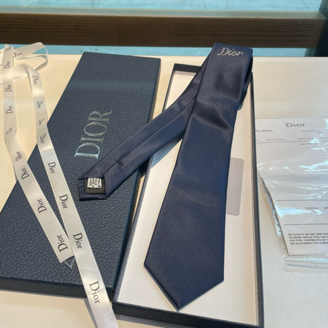 特价特 爆款到👏👏Do家新款领带  👔👔Dior男士【D家LOGO系列领带】，稀有😻😻展现精湛手工与时尚