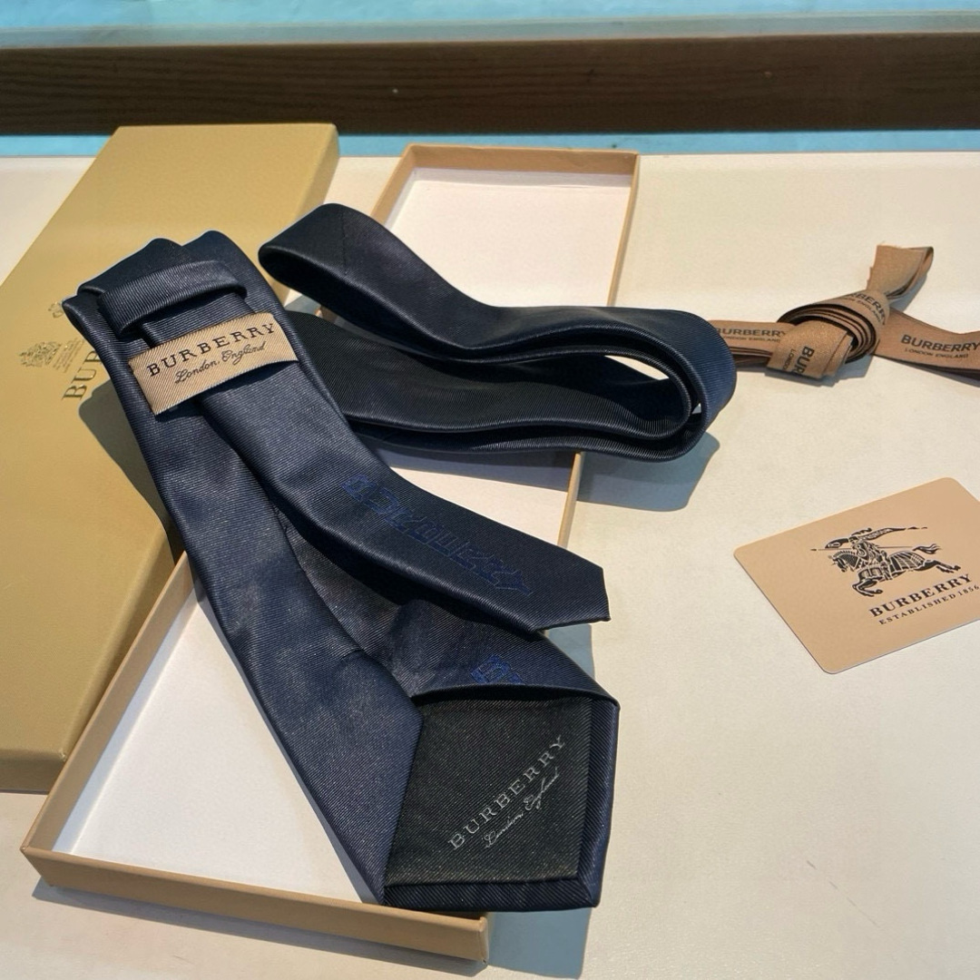 特价👏B家专柜同步领带出货啦‼️‼️ 巴宝莉男士👔👔，稀有😻😻展现精湛手工与时尚优雅的理想选择，以最经典