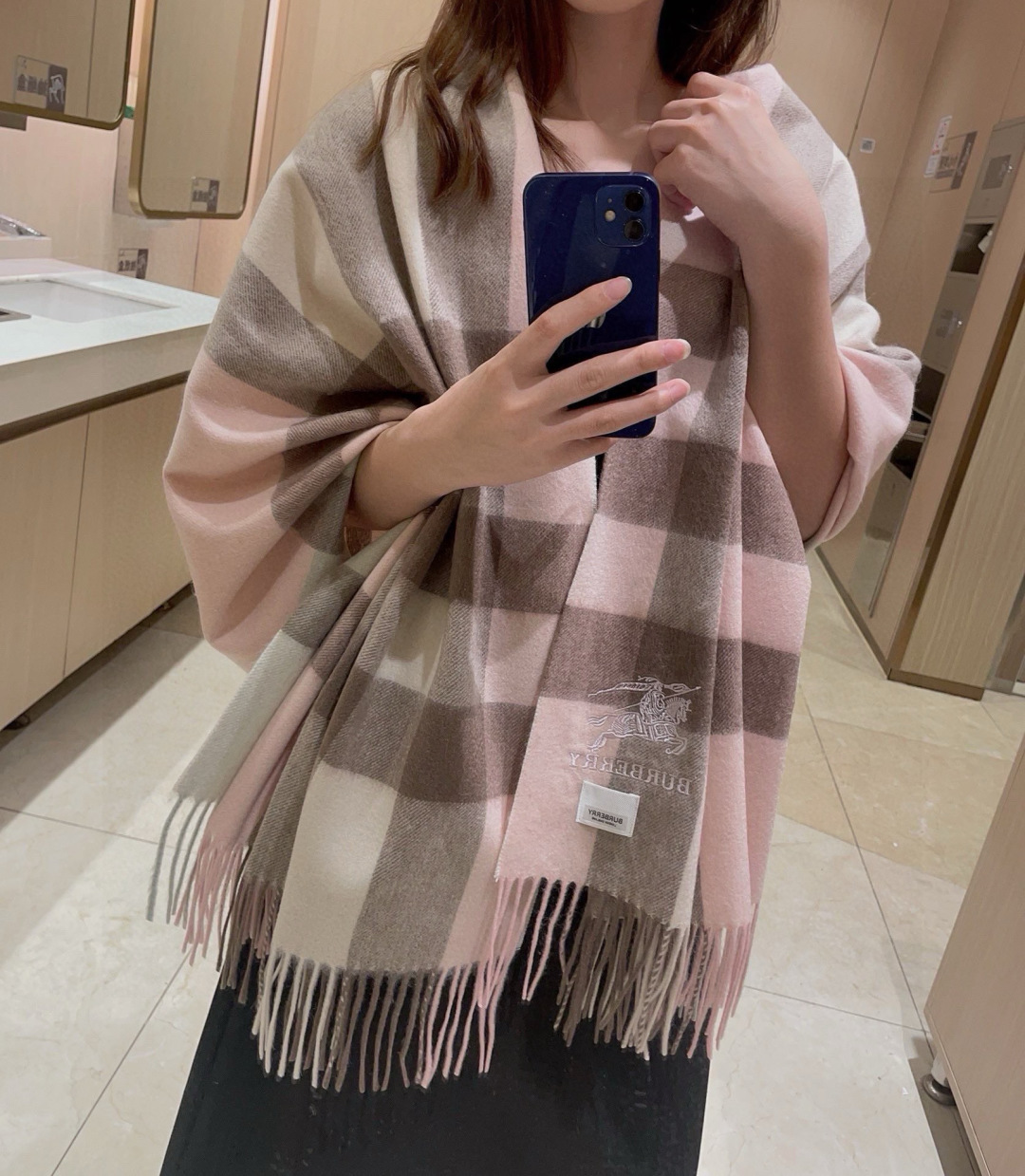 NO:341237,Burberry classic plaid ten thousand years, bbr war horse embroidery classic [small plaid shawl] quality and feel so good that the lamb velvet high-end products are absolutely screaming, the top design style of the fashion brand. Classic plaid paired with fashionable color patch is the screaming highlight of this model. The high-end quality and boutique in autumn and winter is essential for autumn and winter. Size 70*200 cm, the highest cost-effective product, it is beautiful and beautiful for everyone to use. High-version scarf, high-version scarf, burberry, shawls19860909巴宝莉经典格子万年款,bbr战马刺绣经典【小格披肩】品质手感好到不行羊羔绒高尖端产物绝对令人尖叫的品质时尚大牌的顶尖设计款..经典格子搭配时尚拼色是此款令人尖叫的亮点秋冬必备的高端精品..尺寸70*200厘米,最高性价比产品,送人自用都美美哒高版本围巾,高版本围巾,burberry,shawls,scarf