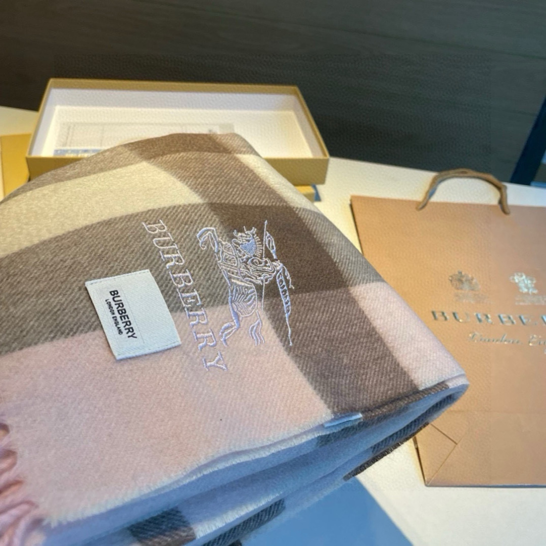 巴宝莉经典格子万年款，bbr战马刺绣🪡经典【小格披肩】品质手感好到不行‼️100%羊羔绒♨️高尖端产物⚠