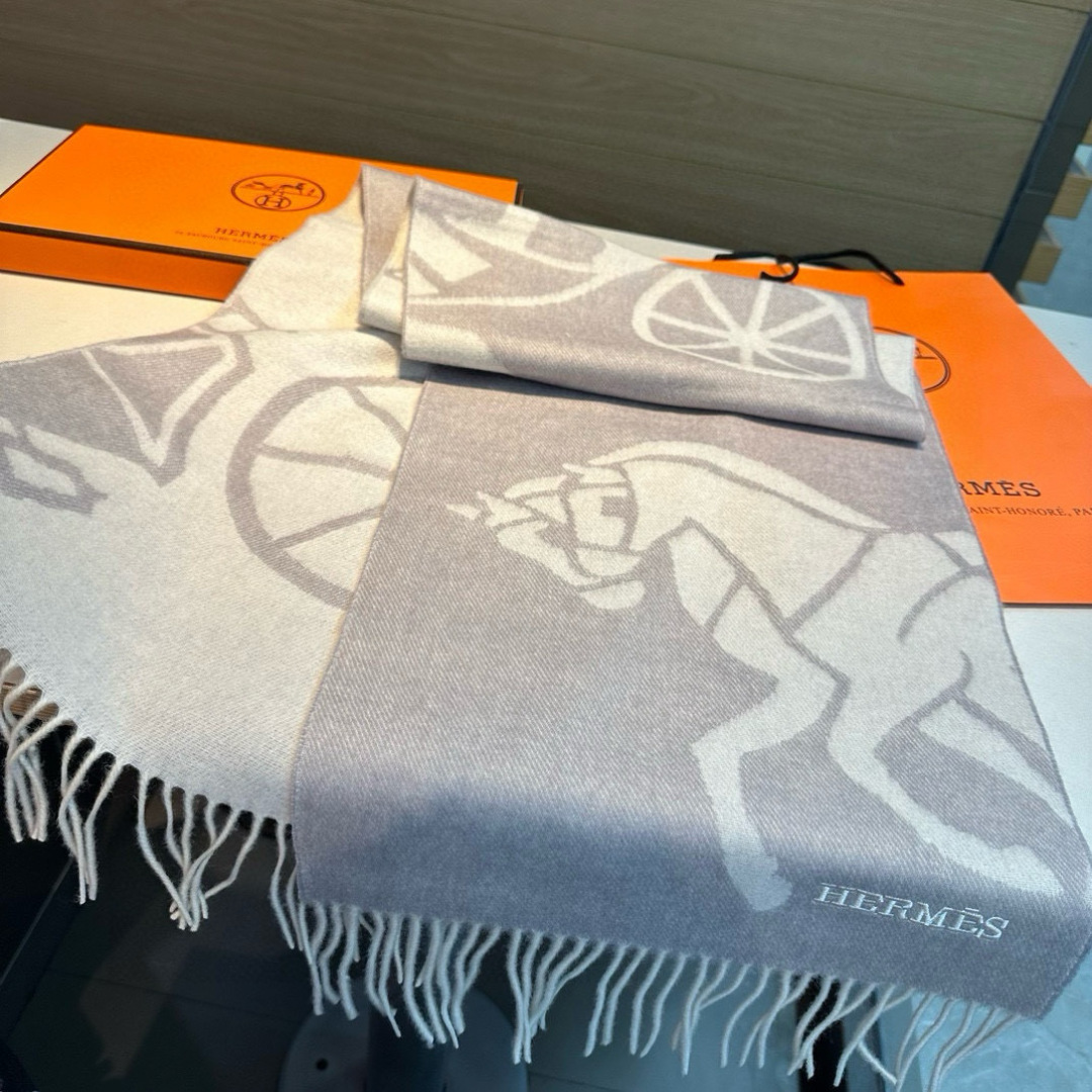  🆕Hermes · 爱马仕重磅推荐💥 100%羊毛材质。非常保暖👑 柔软亲肤，不扎脖😍经典双面设计，一