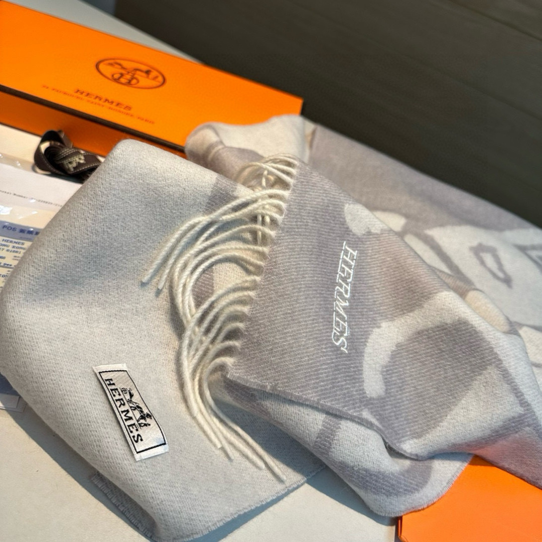  🆕Hermes · 爱马仕重磅推荐💥 100%羊毛材质。非常保暖👑 柔软亲肤，不扎脖😍经典双面设计，一