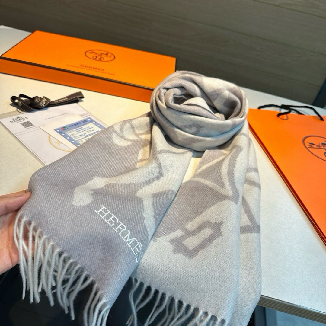  🆕Hermes · 爱马仕重磅推荐💥 100%羊毛材质。非常保暖👑 柔软亲肤，不扎脖😍经典双面设计，一