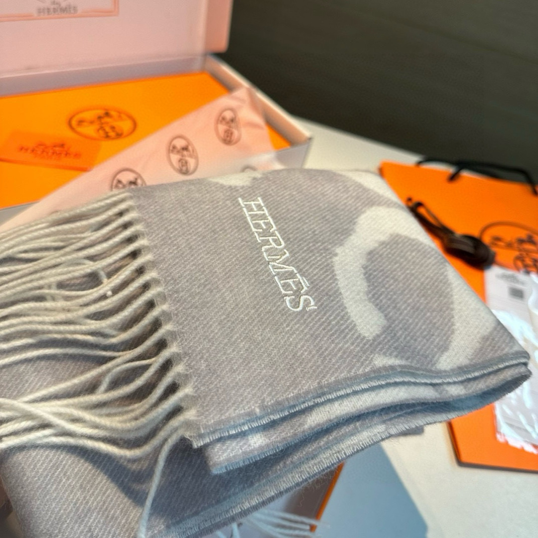  🆕Hermes · 爱马仕重磅推荐💥 100%羊毛材质。非常保暖👑 柔软亲肤，不扎脖😍经典双面设计，一