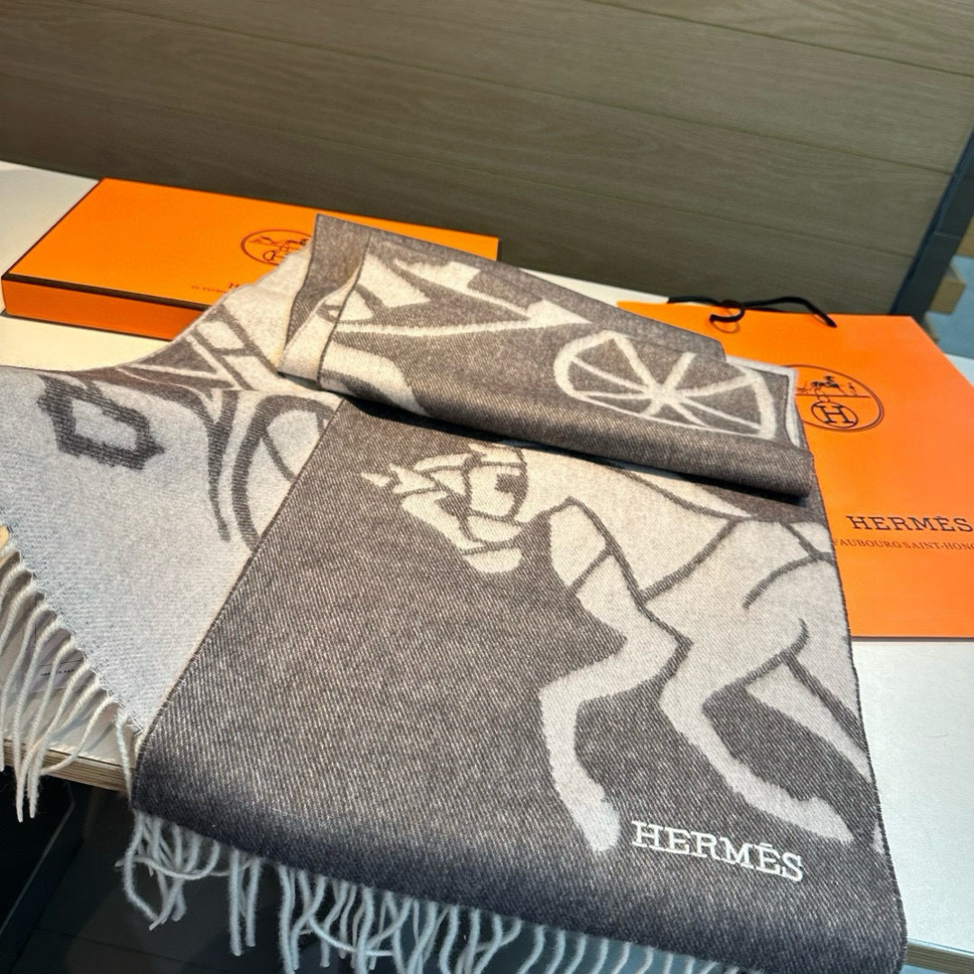  🆕Hermes · 爱马仕重磅推荐💥 100%羊毛材质。非常保暖👑 柔软亲肤，不扎脖😍经典双面设计，一