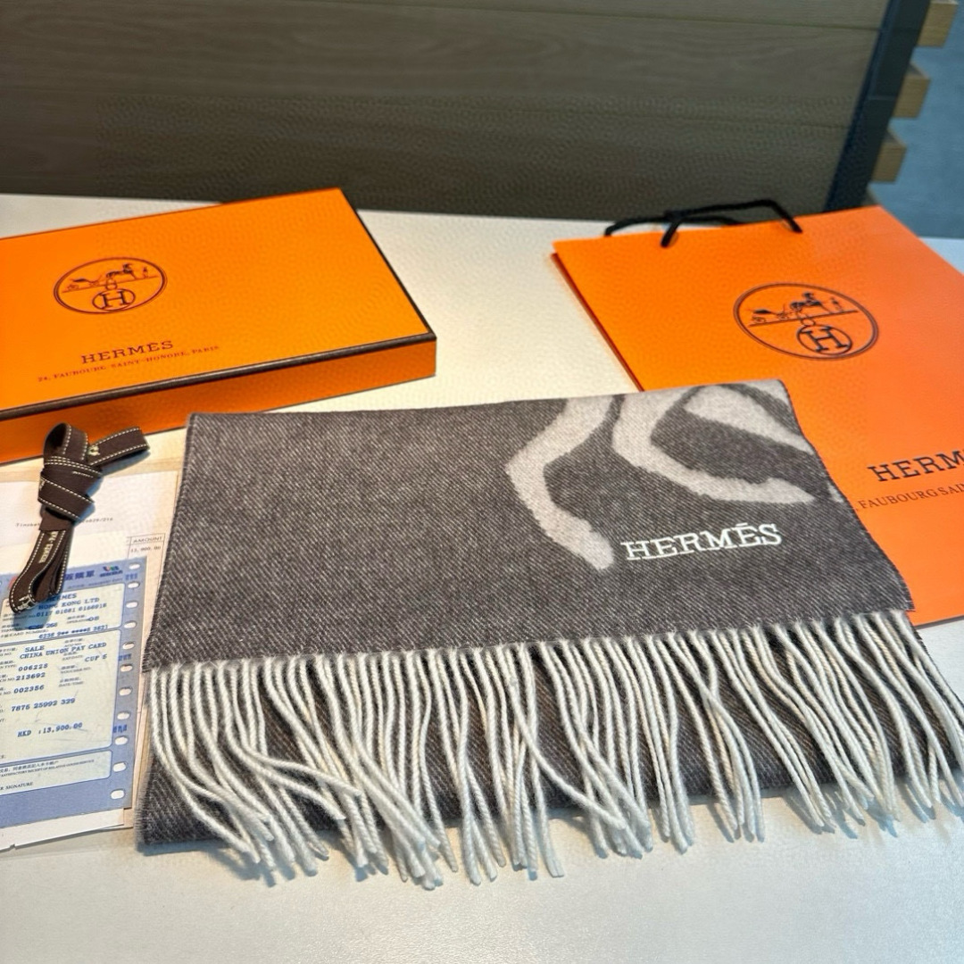  🆕Hermes · 爱马仕重磅推荐💥 100%羊毛材质。非常保暖👑 柔软亲肤，不扎脖😍经典双面设计，一