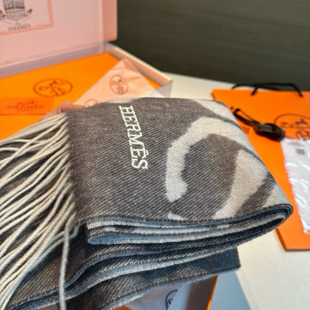 🆕Hermes · 爱马仕重磅推荐💥 100%羊毛材质。非常保暖👑 柔软亲肤，不扎脖😍经典双面设计，一