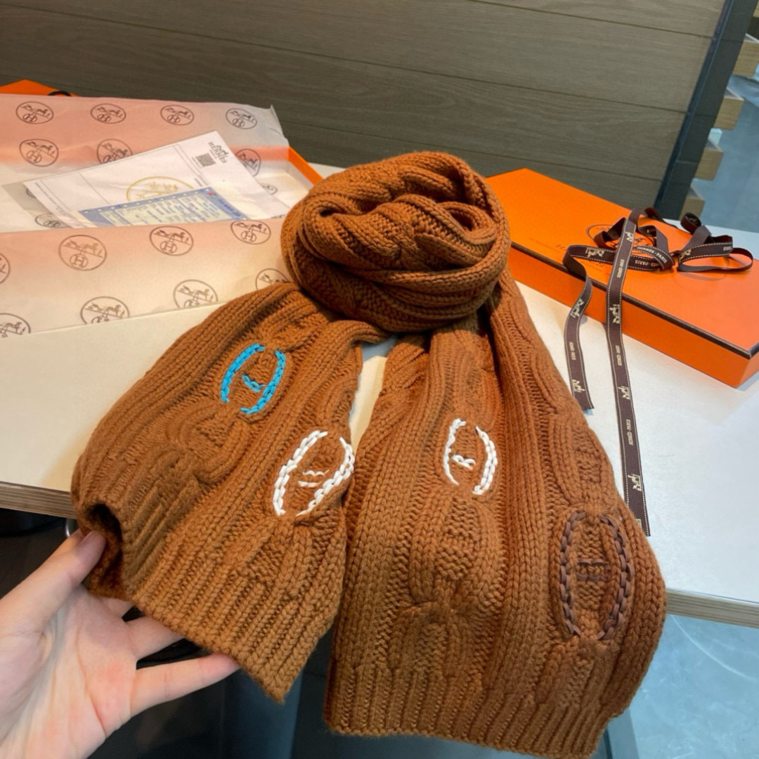  H家经典猪鼻子麻花围巾经典款，可以搭配很多年，毫不夸张!叠搭裹头外披实用的时髦造型都可以驾驭!面料采用