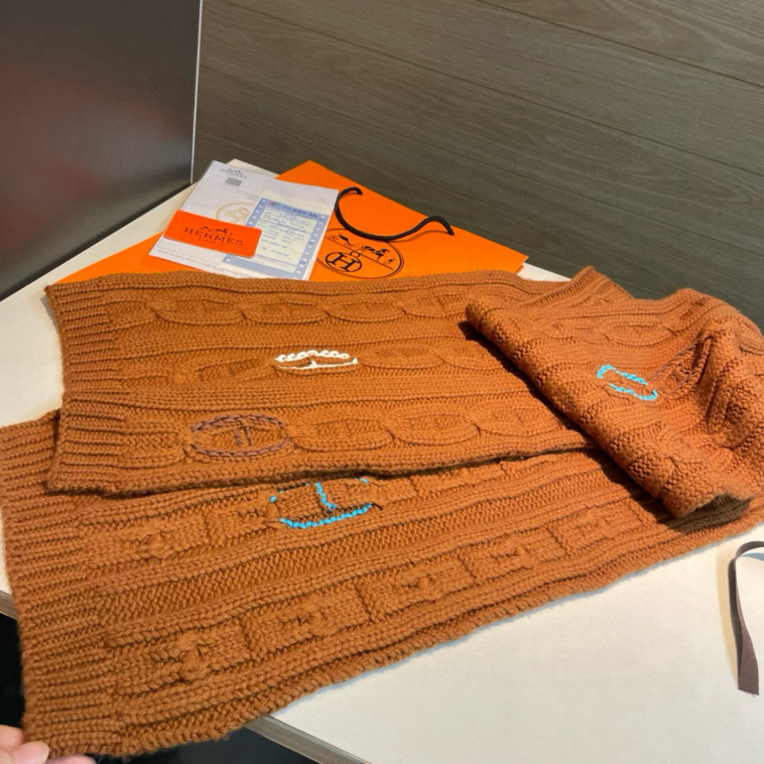  H家经典猪鼻子麻花围巾经典款，可以搭配很多年，毫不夸张!叠搭裹头外披实用的时髦造型都可以驾驭!面料采用