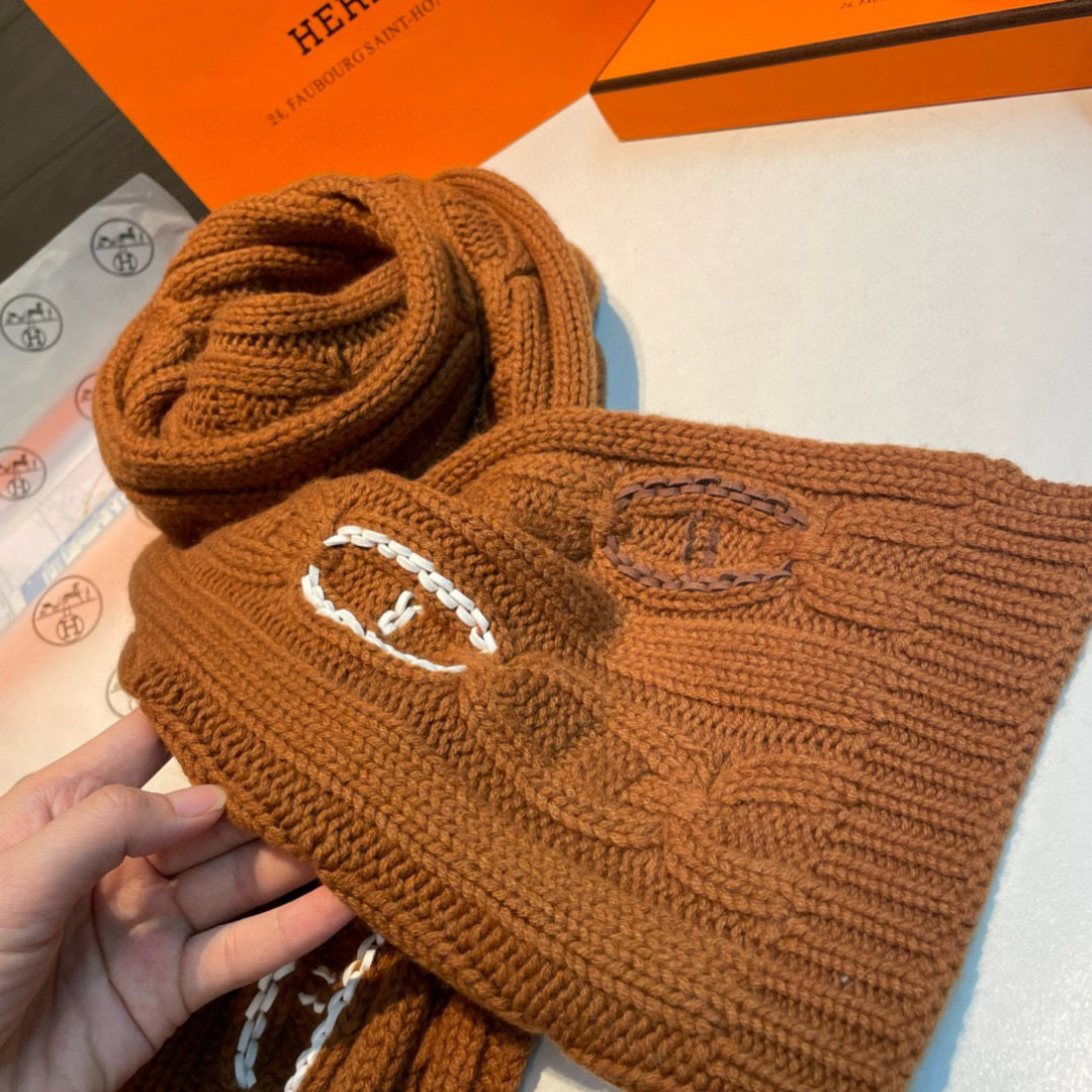  H家经典猪鼻子麻花围巾经典款，可以搭配很多年，毫不夸张!叠搭裹头外披实用的时髦造型都可以驾驭!面料采用