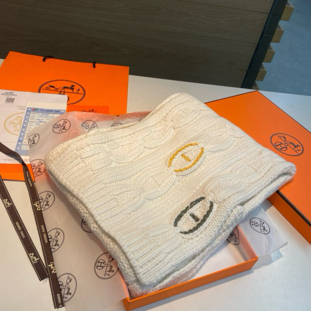  H家经典猪鼻子麻花围巾经典款，可以搭配很多年，毫不夸张!叠搭裹头外披实用的时髦造型都可以驾驭!面料采用