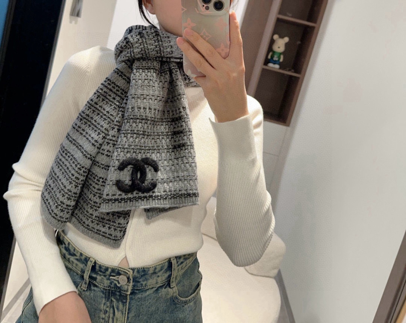 NO:341255,Super warm Chanel new autumn and winter style!  !  !  What I can guarantee is that I will like it on my upper body, and my old friend closed his eyes and was happy!  !  !  With everything, I will hold on to everything, and I will be so cool with it!  !  !  !  !  Too high-end, too good!  !  !  The upper body effect is even more beautiful at the level of a lady, showing the high-end and high-end women to the extreme!  !  !  The combination of front and back materials is truly purely high-end and fashionable, and the temperament is so tasteful!  !  The size of 35*180 is very aura!  !  High-version scarf, high-version scarf, chanel19860909超级保暖Chanel秋冬新款！！！我能保证的是上身一定会喜欢,老友闭眼入.欢喜！！！搭配一切,HOLD住一切,一披,拽得我的啊！！！！！太显档次,太显好了！！！上身效果更是贵妇级别的美,将女性的高级,高端简直展现到极致！！！正反面材质这样的结合真心是纯粹的高级和时髦感,气质太有品味！！35*180的尺寸,非常有气场！！高版本围巾,高版本围巾,chanel,scarf